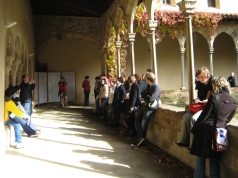 Dins-arcs-monestir.jpg