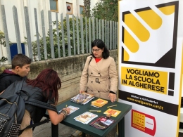 Recollida de signatures davant una escola de l'Alguer
